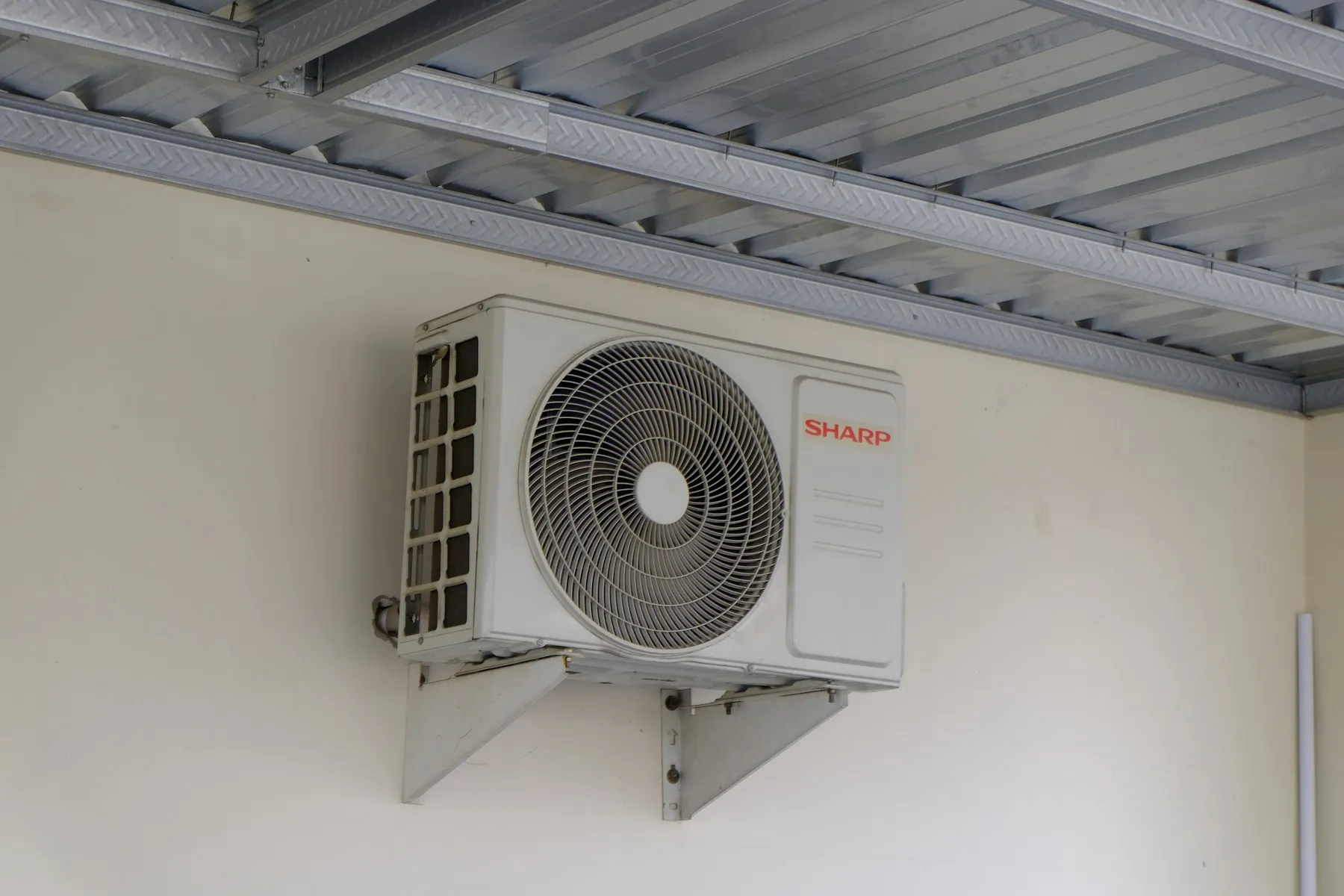 Unité extérieure de pompe à chaleur fixée au mur